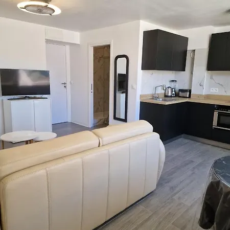 Les Allees LʼÎle-Rousse