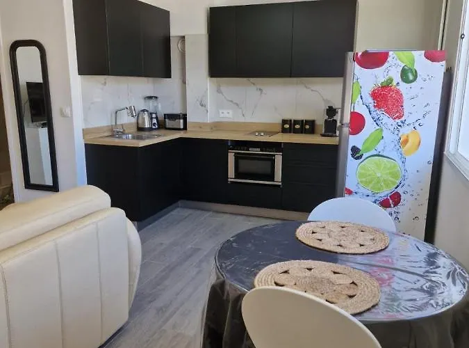 Les Allees LʼÎle-Rousse