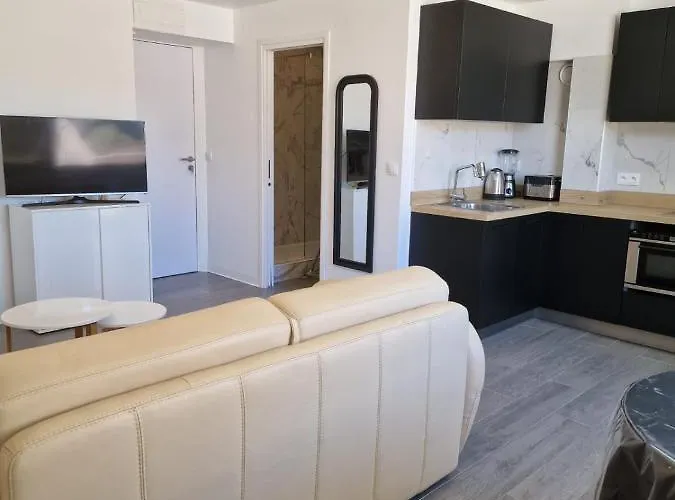 Les Allees LʼÎle-Rousse